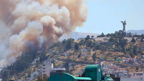 Voraz incendio forestal se registra en El Panecillo, en el centro de Quito