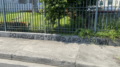 Integrantes de la barra Boca del Pozo piden con cánticos y graffitis que la FEF le devuelva los tres puntos al 'Bombillo', este jueves 12 de septiembre.