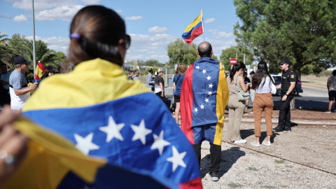 Venezolanos con banderas de su país, 8 de septiembre de 2024.