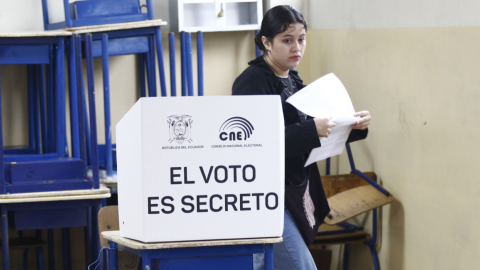 Ecuatoriana votando en la Consulta Popular, 21 de abril de 2024.