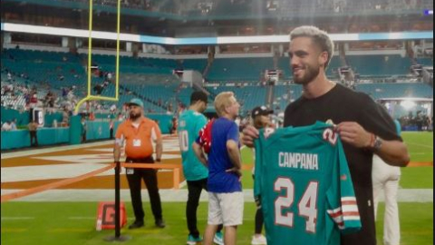 Leonardo Campana, delantero ecuatoriano del Inter Miami, muestra la camiseta de los Miami Dolphins, este 12 de septiembre.