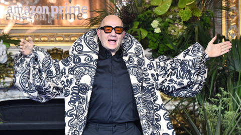 El actor colombiano Julian Arango en su papel de 'Hugo Lombardi', en el desfile de Amazon Prime en el Paris Fashion Week.