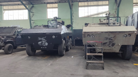 Mantenimiento de vehículos militares en Manabí.