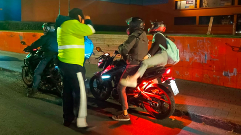 Se realizarán operativos nocturnos y en la madrugada por circulación de dos personas en moto en Quito