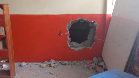 Ladrones perforaron la pared de una escuela para ingresar a una agencia de BanEcuador, en Vinces, reportó la Policía este 13 de septiembre de 2024.