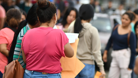 Imagen referencial de una convocatoria de empleo en Manta, en abril de 2024.