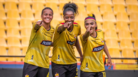 Las jugadoras de Barcelona SC apuntan a la cámara tras celebrar un gol de la Superliga femenina 2024.