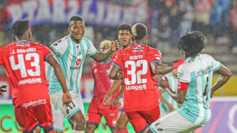 Jugadores de El Nacional y Cumbayá en el partido de la primera etapa de la LigaPro, 30 de marzo de 2024.