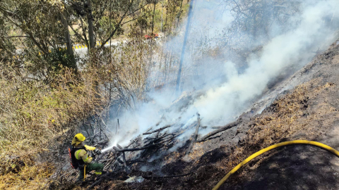 Bomberos de Quito durante el incendio en la avenida Simón Bolívar.