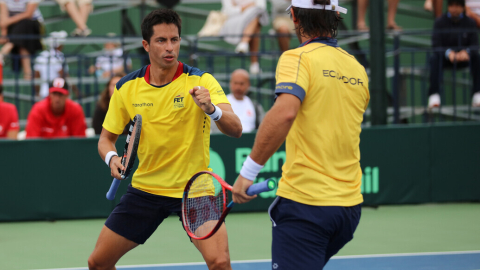 Gonzalo Escobar y Diego Hidalgo, durante la serie de Ecuador ante Hong Kong por la Copa Davis, el 15 de septiembre de 2024.