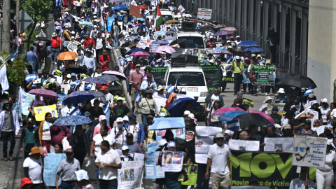 Manifestantes marchan en El Salvador para exigir la liberación de miles de presos bajo el régimen de Nayib Bukele, el 15 de septiembre de 2024.