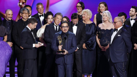 Elenco y equipo de 'Shogun' recibe el Emmy a mejor serie de drama, el 15 de septiembre de 2024.