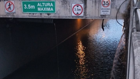 Detienen al conductor de camión que dañó tubería de agua potable de Cuenca