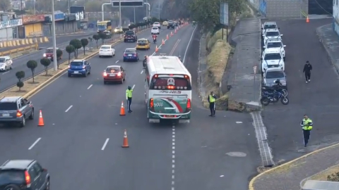 Un bus circula por el carril exclusivo implementado en la Autopista General Rumiñahui, de Quito, el 16 de septiembre de 2024.