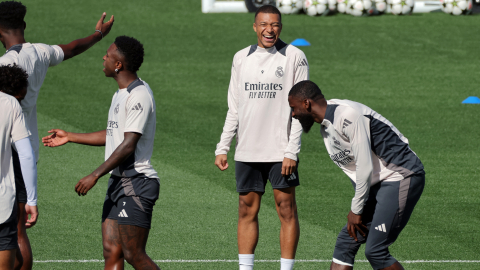 Kylian Mbappé sonríe durante un entrenamiento del Real Madrid, en Valdebebas, el 16 de septiembre de 2024.