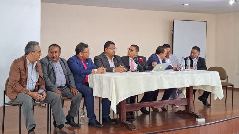 Representantes de diferentes agrupaciones de taxistas de Pichincha en una rueda de prensa el 16 de septiembre de 2024, en Quito.