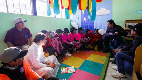 Niños atienden clases en un plantel de Cotopaxi el 8 de septiembre de 2024.