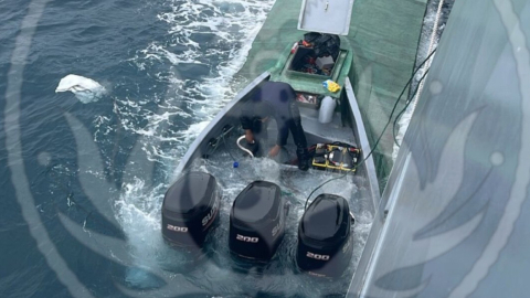 Semisumergible con tres personas a bordo y cuatro toneladas de droga incautada por la Armada del Ecuador este 16 de septiembre de 2024.