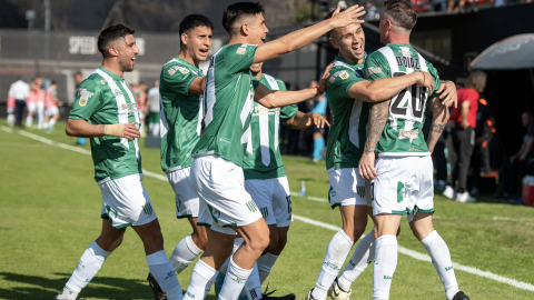 Damián Díaz (d), volante de Banfield, es felicitado por sus compañeros tras marcar de tiro libre ante Barracas Central, este 16 de septiembre.