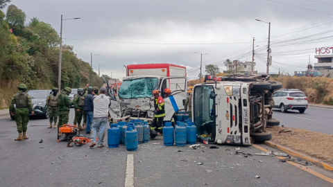 Camión con tanques de gas se volcó en la avenida Simón Bolívar, en Quito