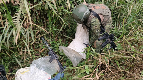 Militares hallaron armas de fuego y municiones dentro de un saco de yute, cerca de una mina en Ponce Enríquez, este 16 de septiembre de 2024.