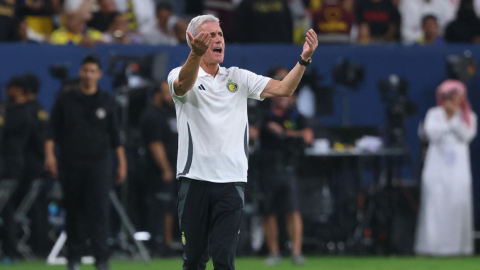 El entrenador portugués del Al Nassr, Luis Castro, hace un gesto durante el partido ante el Al-Ahli, el 13 de septiembre de 2024.