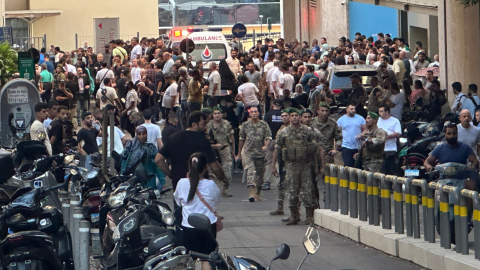 Soldados libaneses y miembros de Hezbolá se reúnen en el exterior de un hospital donde se trasladaba a heridos, 17 de septiembre de 2024.