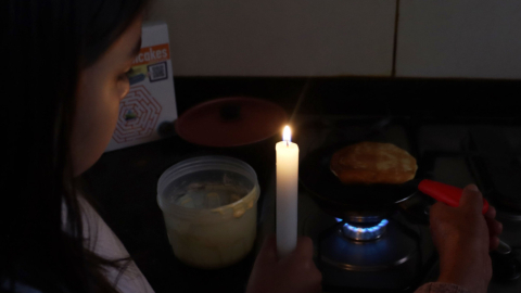 Una niña viendo su comida durante los apagones, 19 de junio de 2024.