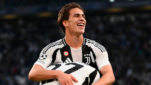 El delantero turco de la Juventus, Kenan Yildiz, celebra el primer gol de su equipo ante el PSV Eindhoven, por la Champions League, el 17 de septiembre de 2024.