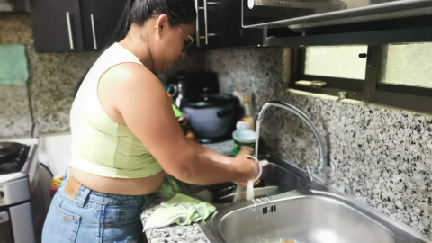 Un ama de casa lava platos en Los Tubos, de la Sergio Toral II, en donde el agua potable se inauguró el julio pasado. El noroeste de Guayaquil será uno de los sectores en los que más tarde en restablecerse el servicio tras los apagones de ocho horas.