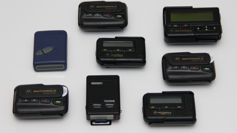 Fotografía referencial de diferentes modelos y marcas de 'beepers', también conocidos como 'pagers' o buscapersonas.