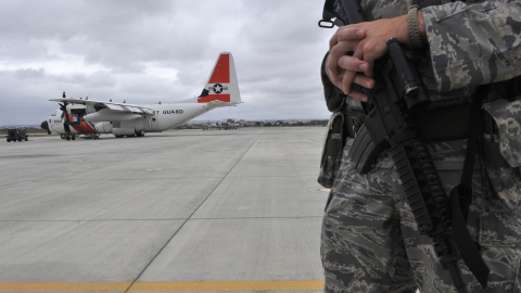 Un miembro de la Fuerza Aérea de Estados Unidos patrulla la pista de la Base Militar de Manta en Ecuador, el 23 de octubre de 2008.