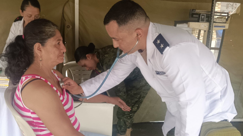 Un miembro del Ejército, con especialidad en Medicina, atiende a una paciente en una jornada de salud en el cantón Ponce Enríquez.