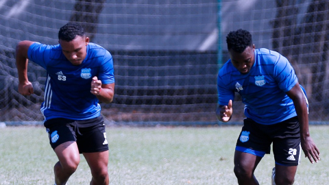 Los jugadores de Emelec corren durante un entrenamiento en Guayaquil, el 12 de septiembre de 2024.