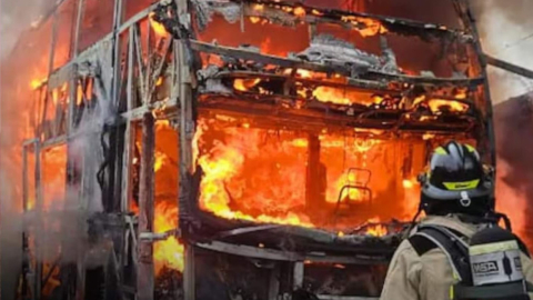 Un bus fue incendiado este 17 de septiembre en Huaquillas, provincia de El Oro, donde una persona murió y otra está herida.