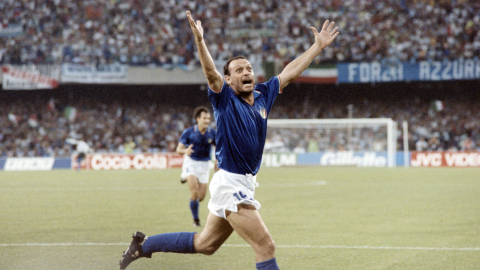 Salvatore Schillaci, delantero italiano fallecido a los 59 años, celebrando uno de los goles en el Mundial Italia 90.