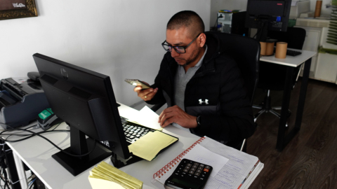 Una persona trabajando durante un corte de luz, 14 de abril de 2024.