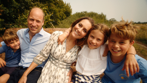 El príncipe William y la princesa Kate junto a sus hijos, en una imagen difundida el 9 de septiembre de 2024.