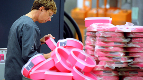 Fotografía de archivo que muestra a una empleada de Tupperware Brands Corporation en una fábrica en Francia, el 27 de agosto de 2013.