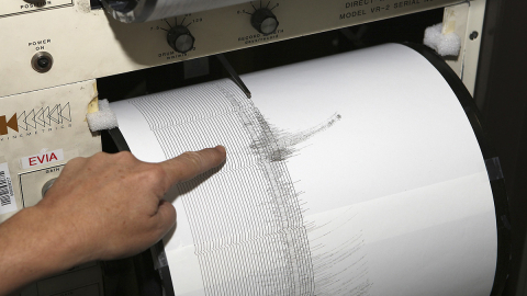 Fotografía referencial de un sismógrafo que registra un temblor y lo marca en una hoja de papel.