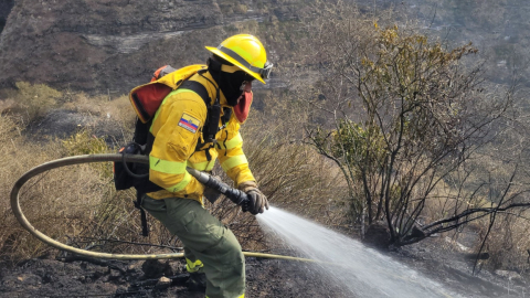 Un Bombero controlando un incendio en Quito, 17 de septiembre de 2024.