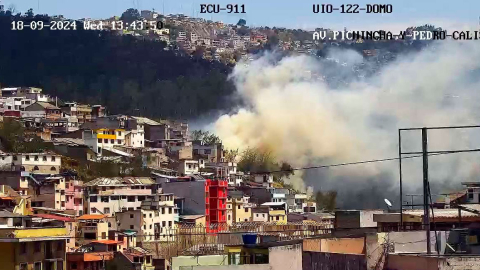 Quito: Bomberos controlan incendio forestal en San Roque mientras otro inició en El Trébol y Guangopolo