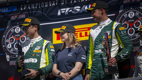 El piloto ecuatoriano Mateo Villagómez y el francés Víctor Weyrich, durante el Campeonato GT4 de Francia 2024.