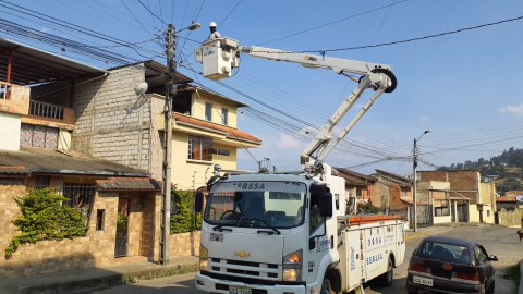 Un trabajador de la Empresa Eléctrica Regional del Sur realiza trabajos de mantenimiento en el sector Colinas de Pucará, en Loja, el 17 de septiembre de 2024.