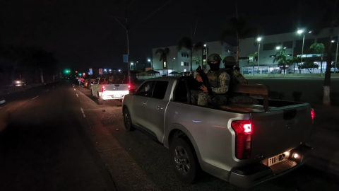 Militares patrullan la zona del hospital del Guasmo, en el sur de Guayaquil, uno de los puntos que sufrió desconexión de 22:00 a 00:00, el miércoles 18 de septiembre de 2024