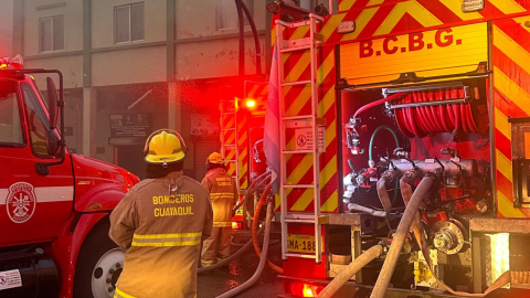 Efectivos del Cuerpo de Bomberos de Guayaquil atienden un incendio estructural en la avenida Machala y Alcedo el 19 de septiembre de 2024.