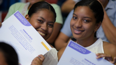 Dos jóvenes con diplomas de apoyo académico, 16 de agosto de 2024.