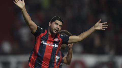 Néstor Ortigoza, exjugador paraguayo, celebra uno de sus goles como futbolista activo de San Lorenzo.