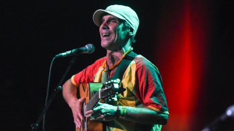 Manu Chao actúa en el escenario del Centro Cultural Juvenil de Skopje, 2019.