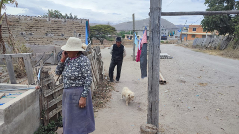 Dos habitantes de Rumicucho, en San Antonio de Pichincha, el 19 de septiembre de 2024.